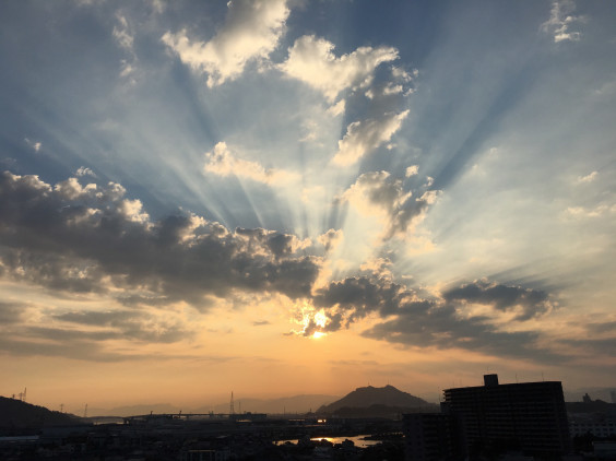 神々しい感じさえする夕陽と雲のコラボレーション 雲を見ていると 地球って奇跡だなって思う