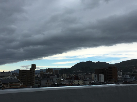 低気圧雲と晴れの境目 雲を見ていると 地球って奇跡だなって思う