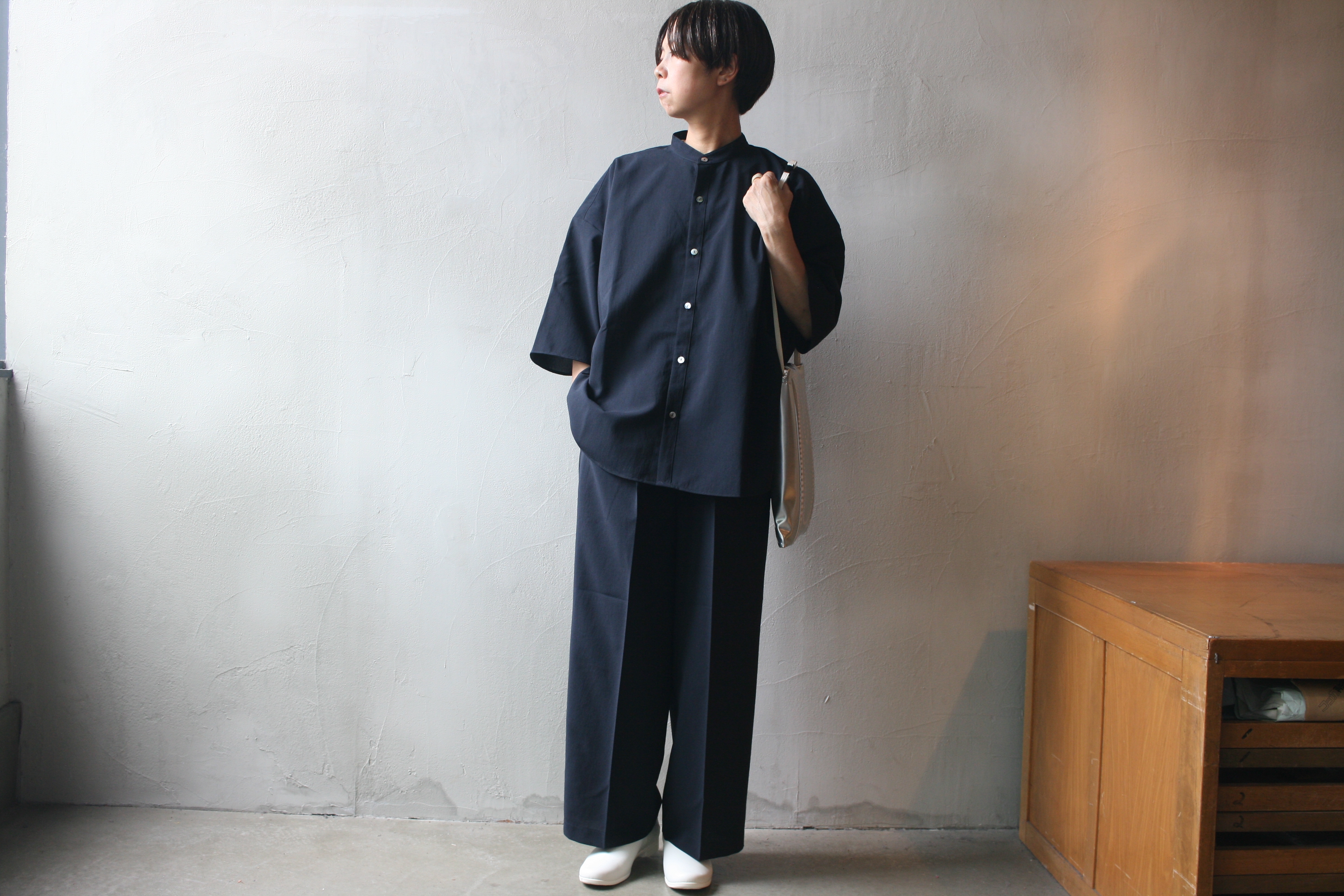 第5579回 バンドカラーシャツ+スラックスパンツ。 | needle&thread Meji