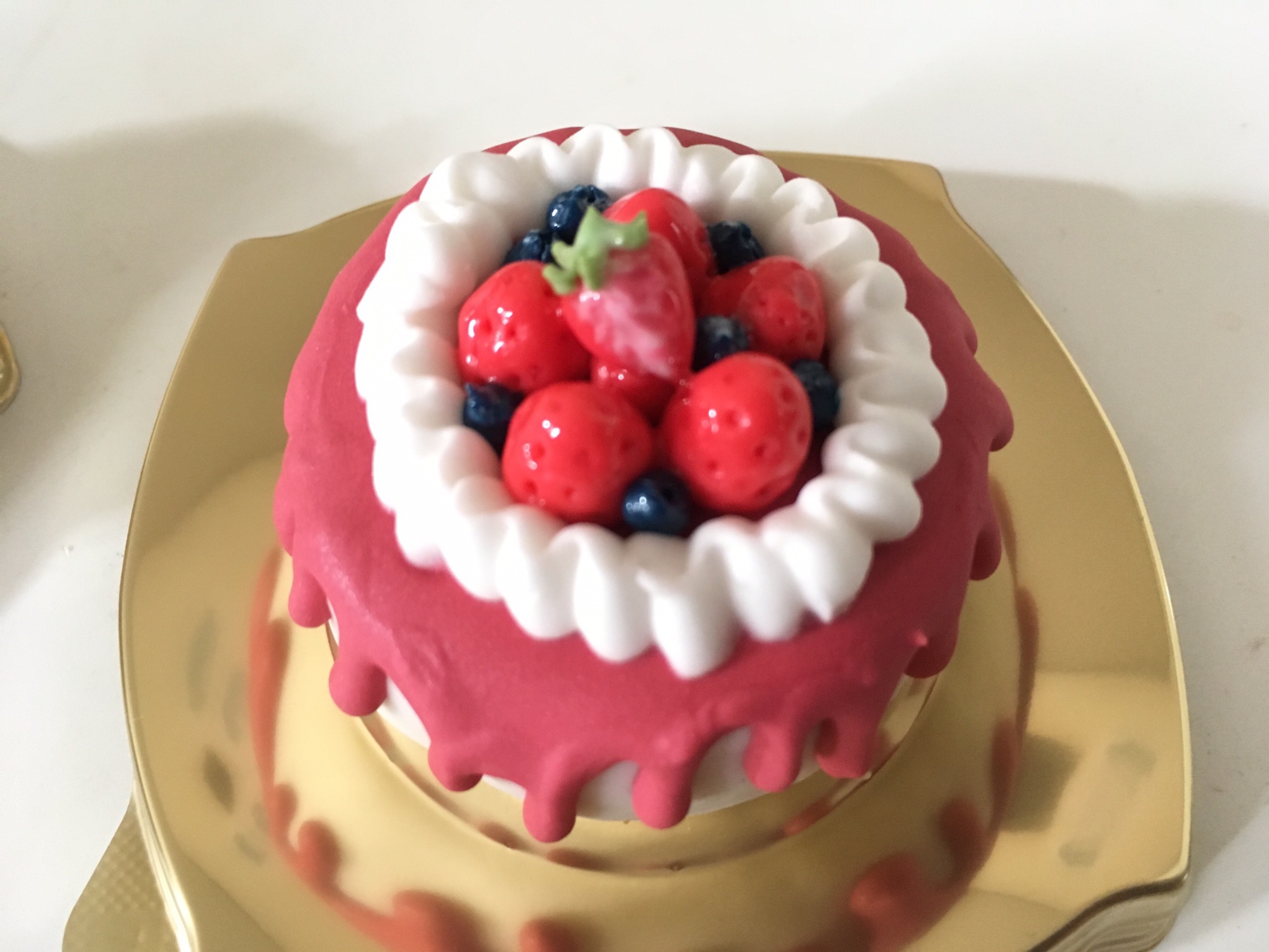諏訪湖にも近い岡谷市内の厨房でケーキを一つ一つ丁寧に作っています