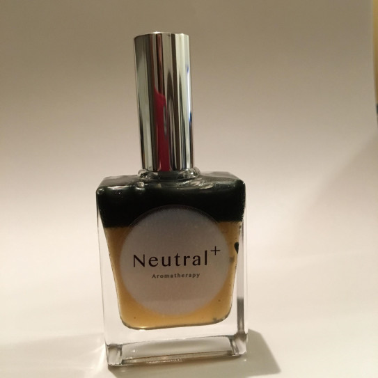 ヤローブルーの精油をベースに展開する香水 Neutral