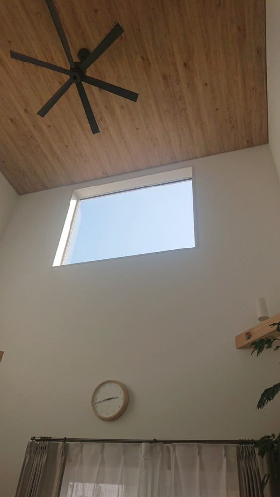 高所の吹抜けの窓に電動式ブラインドとコンセント取付 電気のひらた H S E 高所の吹抜けの窓に電動式ブラインドとコンセント取付 電気のひらた H S E