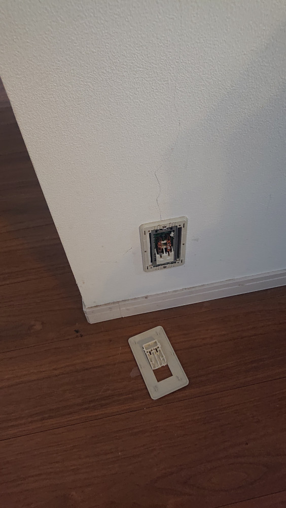 壊れた埋込コンセントを交換 電気のひらた H S E
