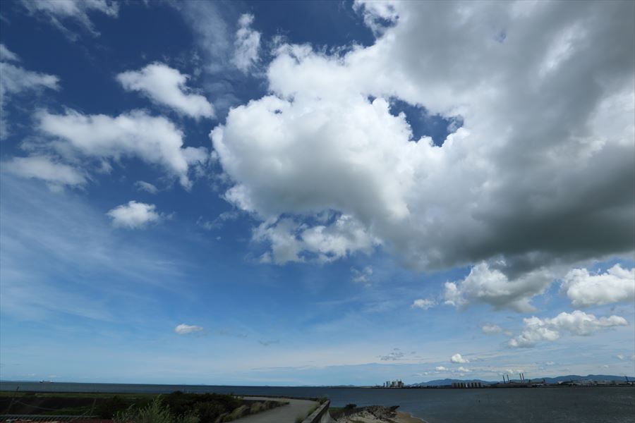 伊勢湾の情景 津市香良洲海岸から白い雲を追いかけて | 伊勢の写人