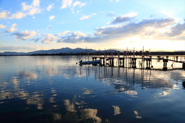 伊勢湾の情景 三重県松阪市 五主海岸船着場から真夏の夕暮れ時堀坂山を望む 伊勢の写人