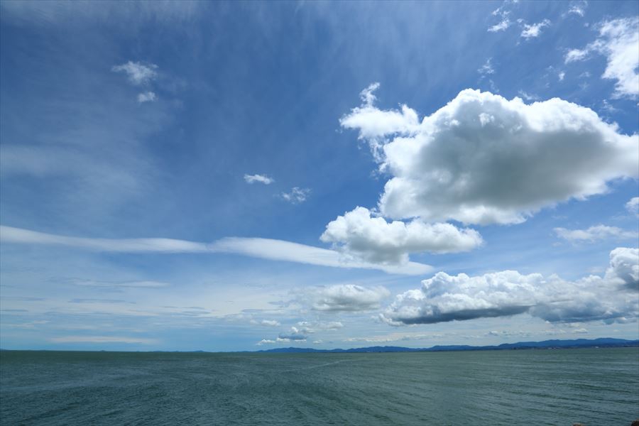 伊勢湾の情景 津市香良洲海岸から白い雲を追いかけて | 伊勢の写人