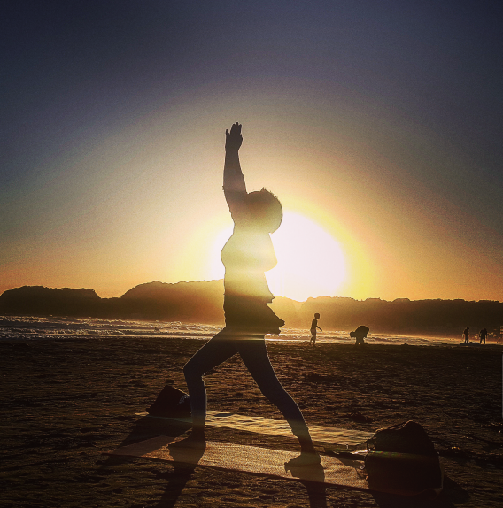 光に包まれる Beach Yoga Kamakura