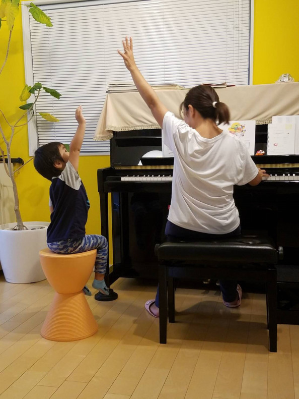 3歳男の子 ピアノレッスン おんがくとアートのきょうしつ T Co
