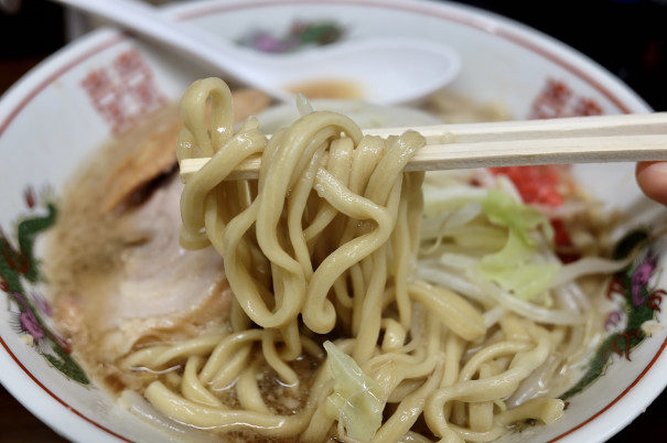 ラーメン二郎 横浜関内店で 小ラーメン麺1 3ヤサイ少なめベニ 伊勢佐木長者町 たべのみくらし