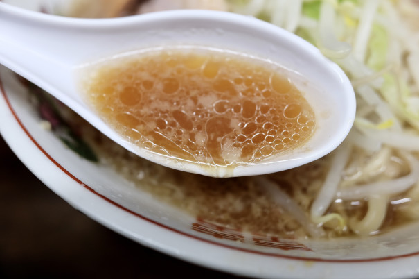 ラーメン二郎 横浜関内店で 小ラーメン麺1 3ヤサイ少なめベニ 伊勢佐木長者町 たべのみくらし