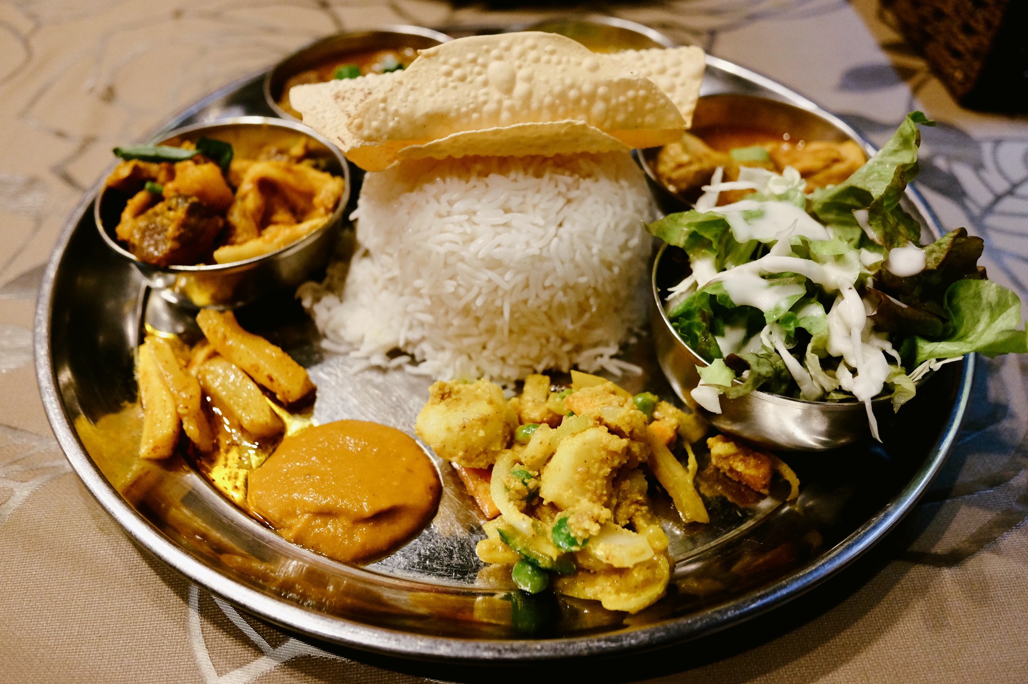 ママパパタンドリー&ダイニングで、おまかせセット（ダルバート