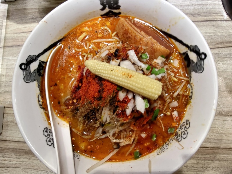 辣麻味噌拉麵 鬼金棒（カラシビ味噌らー麺 鬼金棒）。大行列に並んで