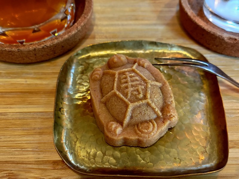 李亭香。老舗中華菓子店で亀の形のピーナッツのお菓子と出逢った