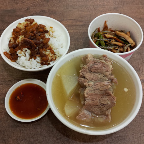 艋舺原汁排骨湯 ビッグ骨付き豚スープのお店だけど ルーロー飯がヒットだった 台湾いとしこいし