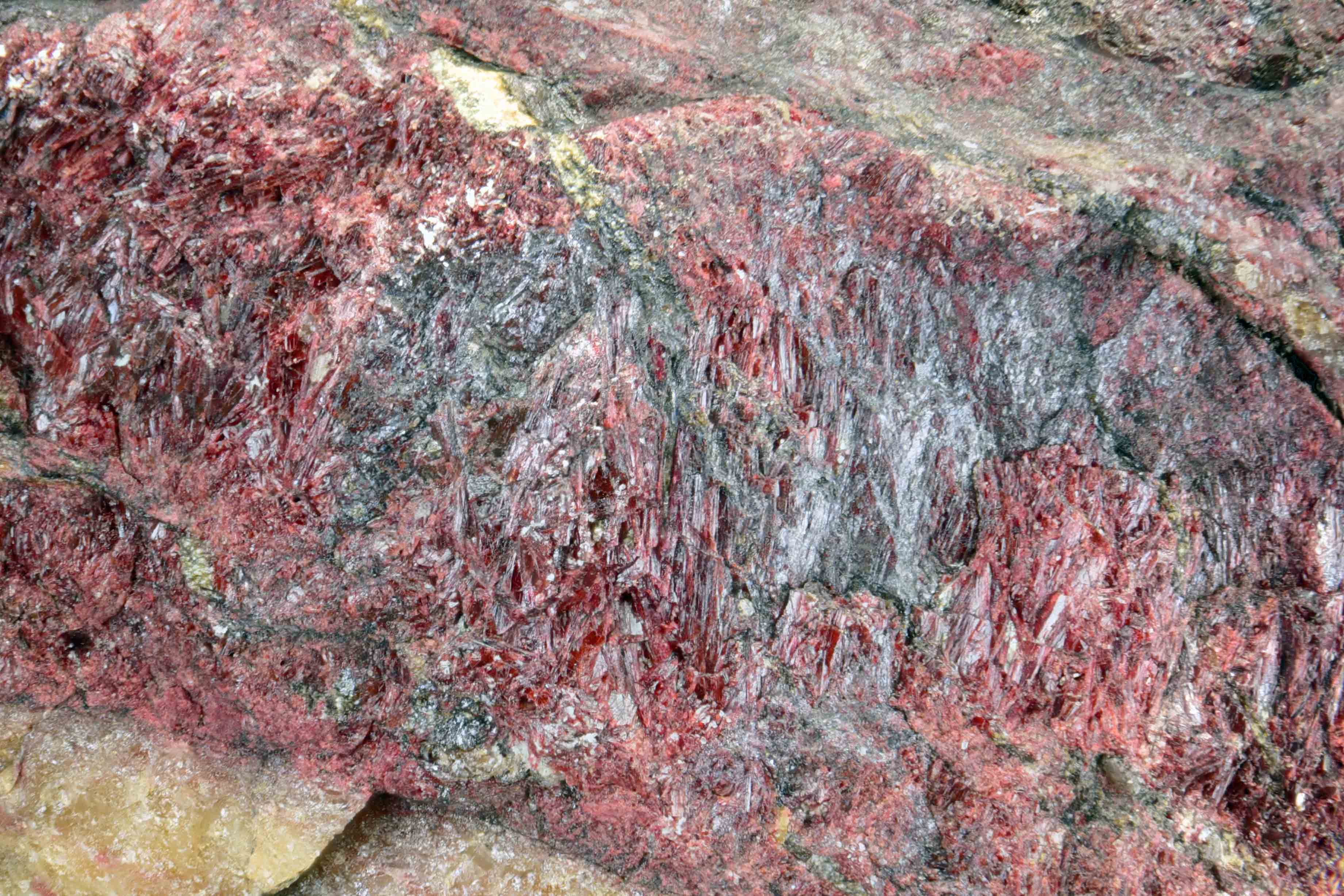 日本産新鉱物】 ストロンチウム緑簾石 Epidote-(Sr) | Ohnishi Cabinet