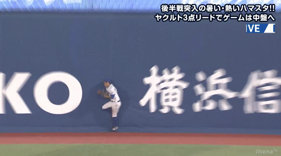 まさに夏男 7月好調の桑原がフェンス恐れず 壁ドン キャッチ ファンも これはガッツマン プロ野球ライフ まさに夏男 7月好調の桑原がフェンス恐れず 壁ドン キャッチ ファンも これはガッツマン プロ野球ライフ