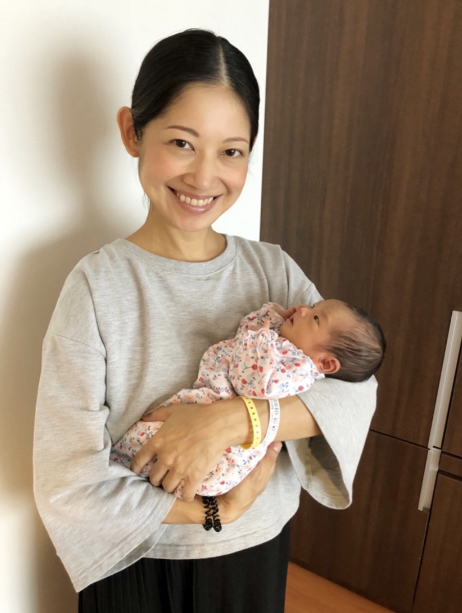 大渕愛子弁護士 安めぐみが娘にミルクをあげる写真を公開 本当に優しいめぇさん Abema Times