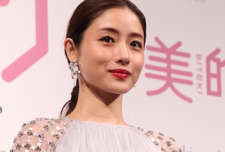 石原さとみ ゴージャスなピンクドレスのキャバ嬢姿に反響 幾らでも払う 話題 Abema Times