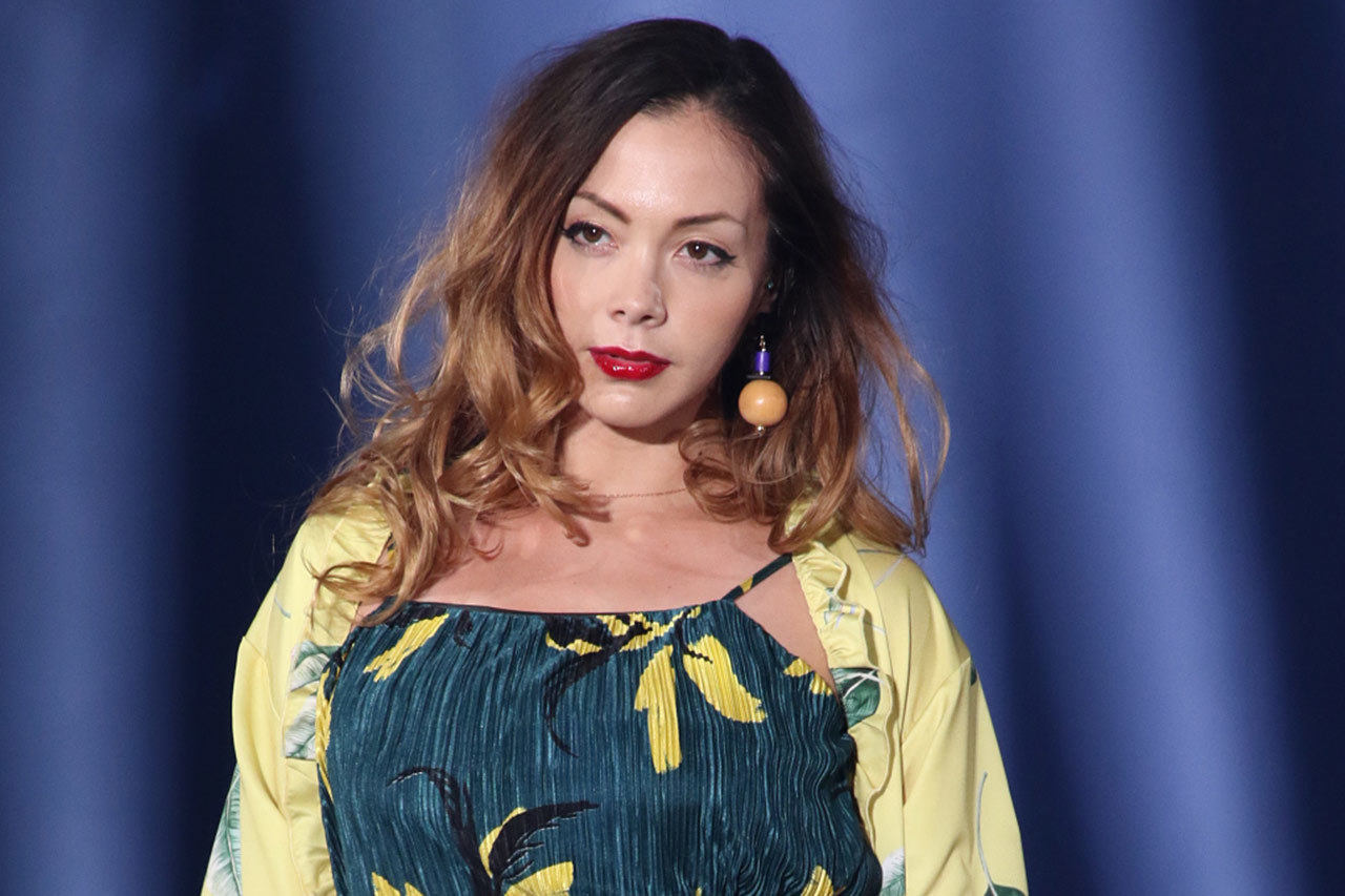 土屋アンナ 生後2ヶ月の長女とお花見散歩 優しい顔つきに 雰囲気変わった と反響 話題 Abema Times