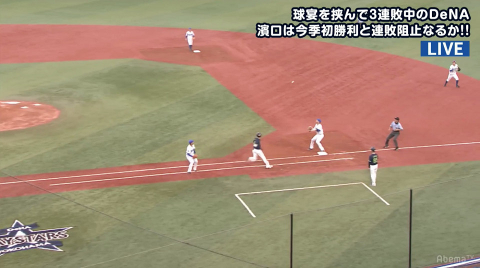 飛びすぎた 横浜dena浜口が超ロンググラブトス挑戦も惜しくも失敗 プロ野球ライフ 飛びすぎた 横浜dena浜口が超ロンググラブトス挑戦も惜しくも失敗 プロ野球ライフ
