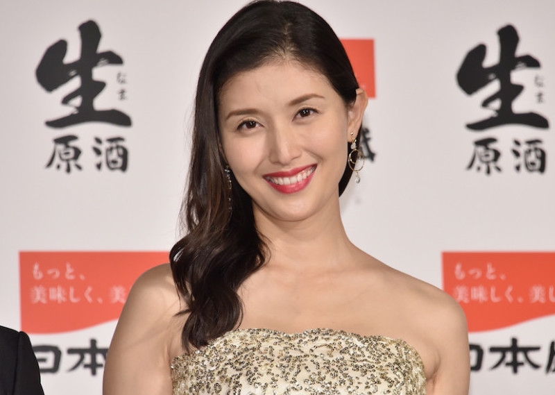 橋本マナミ 美背中あらわなセクシーショットに反響 特上の色気 生背中がステキ Abema Times