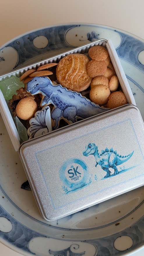 8月のクッキー缶 恐竜 | SK Sweets & Café