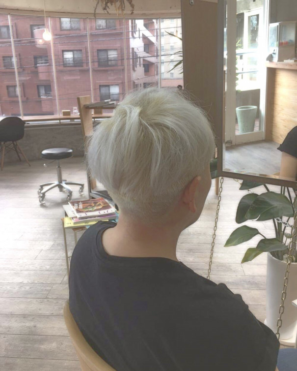 限りなく白に近いヘアカラー Saron 薬院 限りなく白に近いヘアカラー Saron 薬院