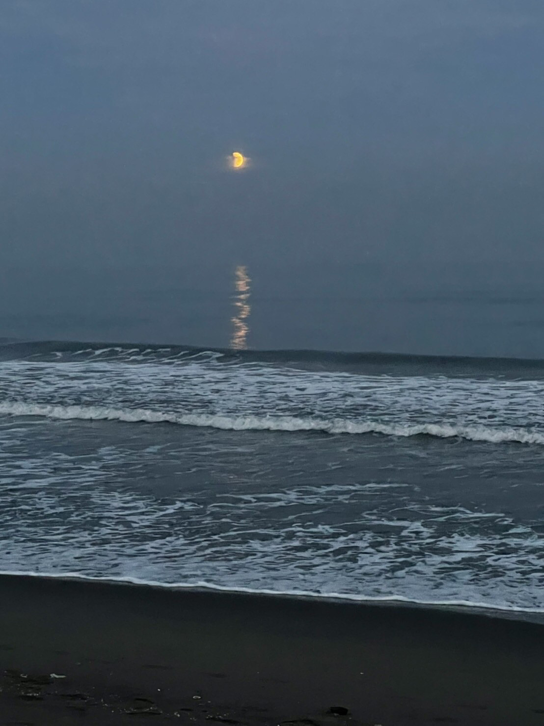 海に浮かぶ部分月食の様子