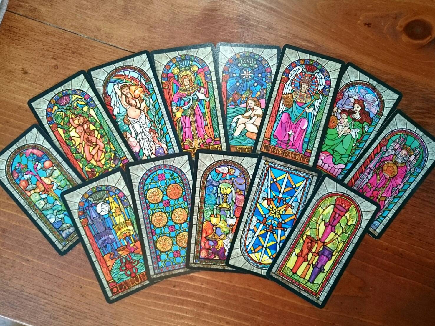 タロットカードレア色 ポップアートなカラフル配色のタロットデッキ