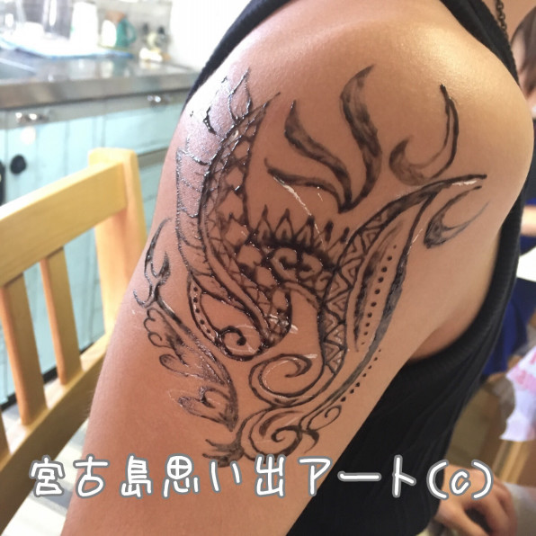 男性にジャグアタトゥー 宮古島で思い出 お土産作るなら 宮古島思い出アート 人気のボディアートやチョークアート ハーバリウムアクセサリー作りが楽しめます 男性にジャグアタトゥー 宮古島で思い出 お土産作るなら 宮古島思い出アート 人気のボディアートやチョークアート ハーバリウムアクセサリー作りが楽しめます