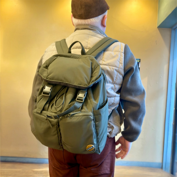 ピンバッジ リュック BUMP リュックEASTPAK シークレットピンバッジ