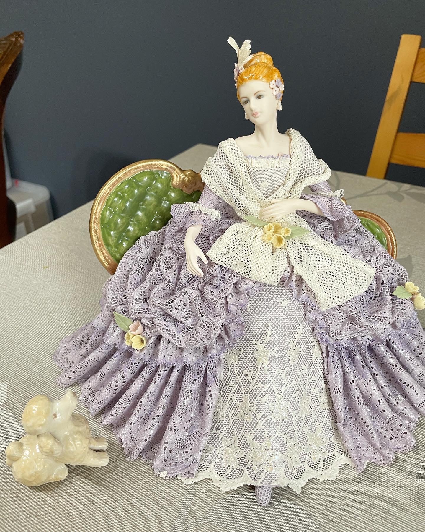 驚きの安さ 椅子に座る婦人 アリュール芦屋 | 置物