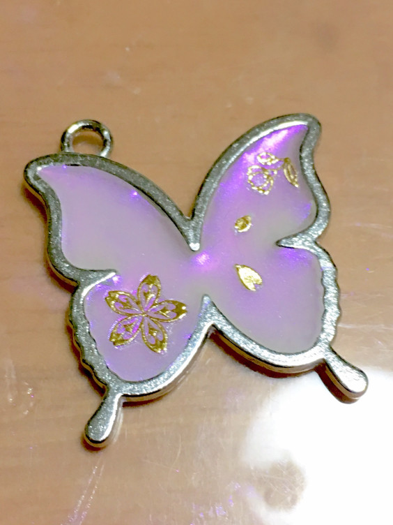 桜と蝶のペンダント 100yenまてりある 桜と蝶のペンダント 100yenまてりある