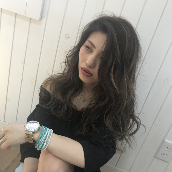 夏にオススメなヘアカラー 極細ハイライト グレージュカラー 夏にオススメなヘアカラー 極細ハイライト グレージュカラー