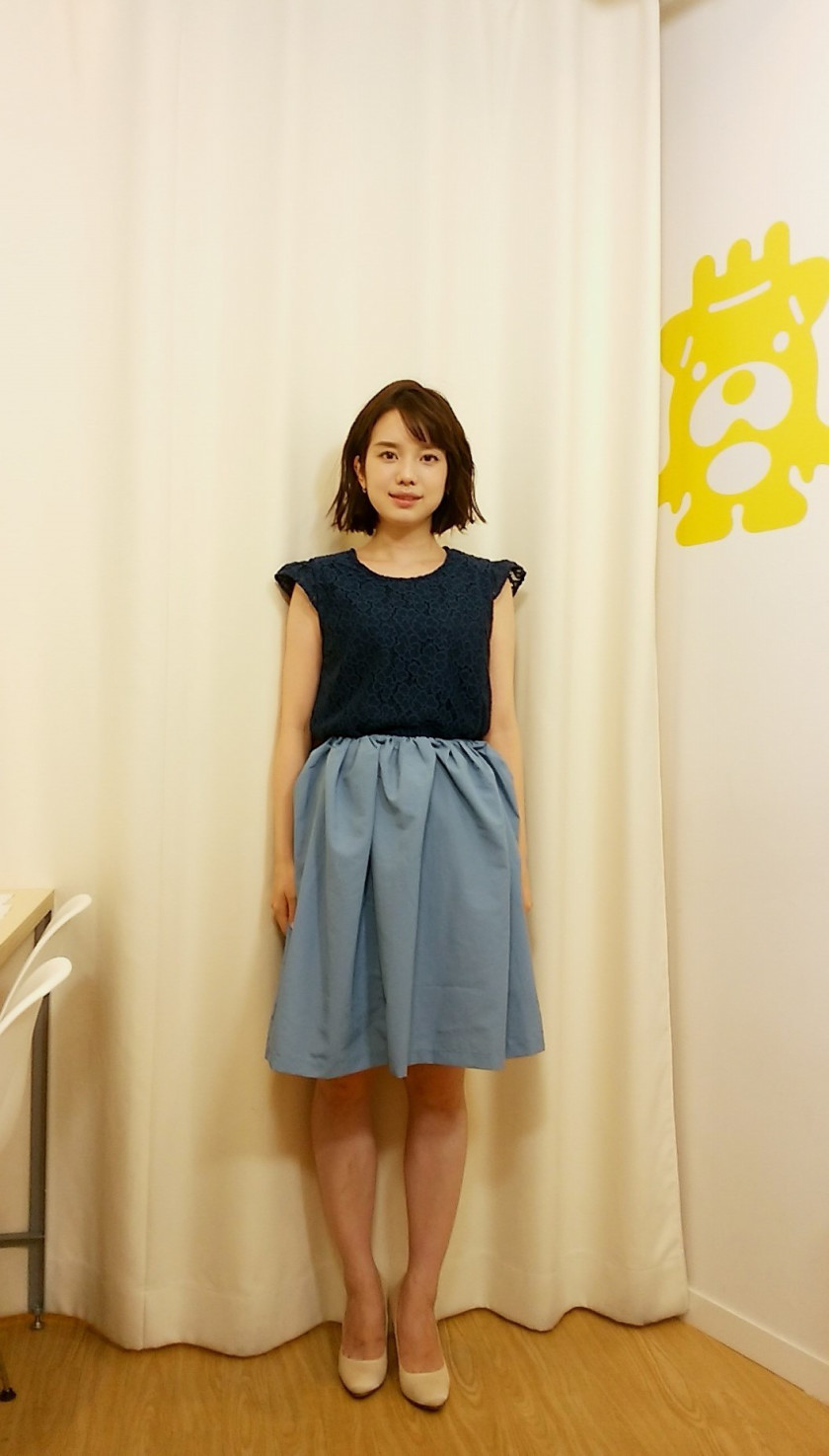 弘中綾香アナの全身衣装編 青系の服がめちゃくちゃ似合う 紺のノースリーブ 水色のスカート あげてけ