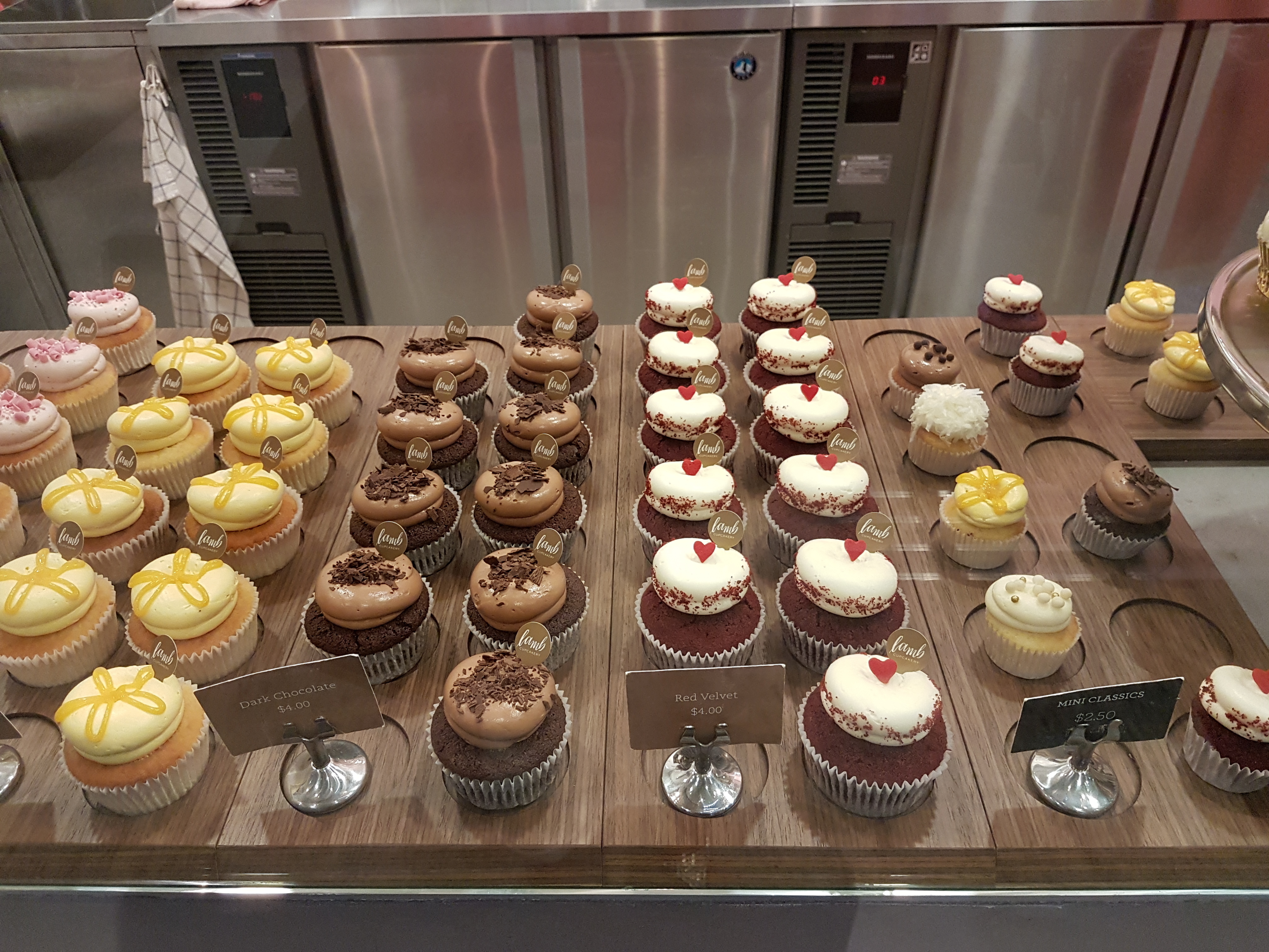 The Smart Baker 3段フラワーカップケーキタワースタンド 48個以上のカップケーキを収納 シャークタンクでおなじみ カップケーキスタン Pm Ssp Ma Gov Br