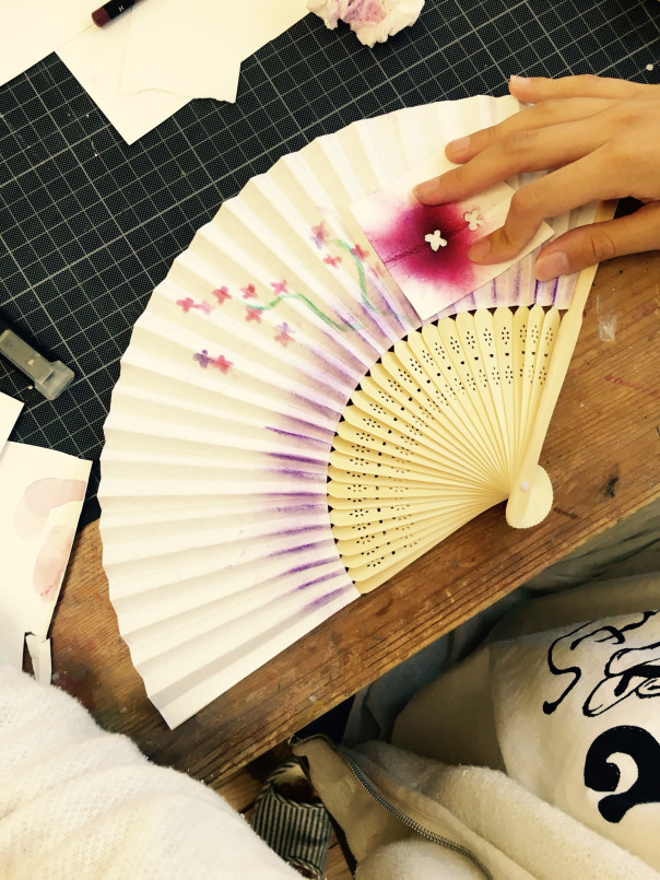 扇子に絵付けをしてみよう 学生 絵画教室 Atago Art Lab あたごラボ 扇子に絵付けをしてみよう 学生 絵画教室 Atago Art Lab あたごラボ