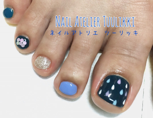 水玉で北欧風フットネイル Nail Atelier Tuulikki