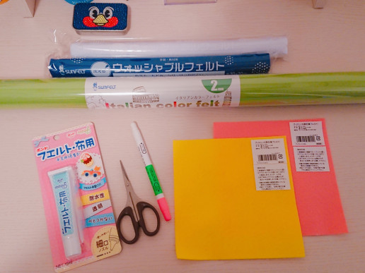 はさみで切ってボンドではるだけ フェルトの野球応援ボードの作り方１