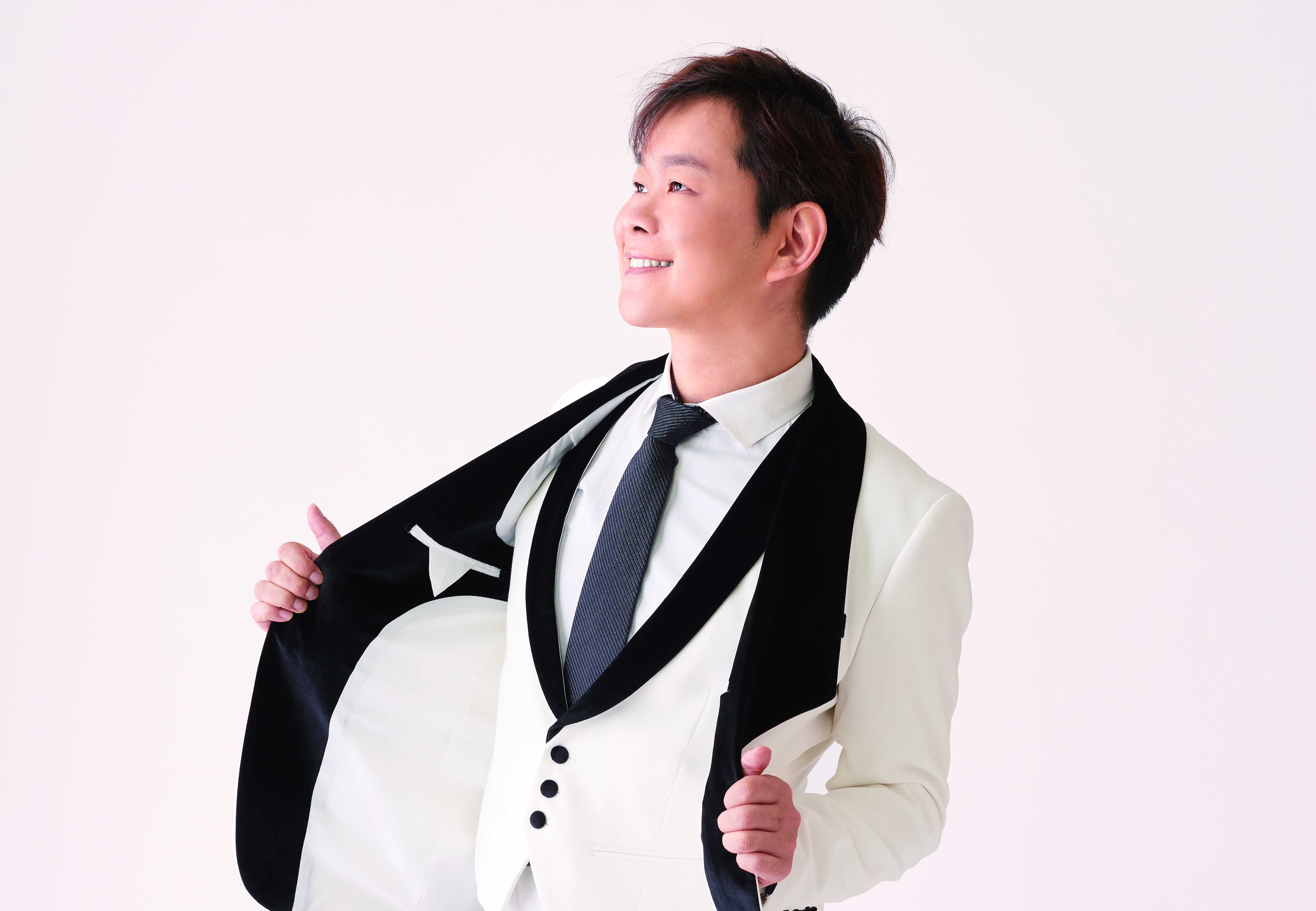 BIOGRAPHY | 小野寺陽介「ほっこり笑顔」