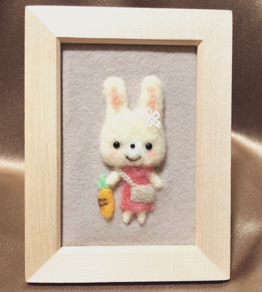 人参を持ったうさぎ』 羊毛フェルト 羊毛刺繍 羊毛アート ハンドメイド