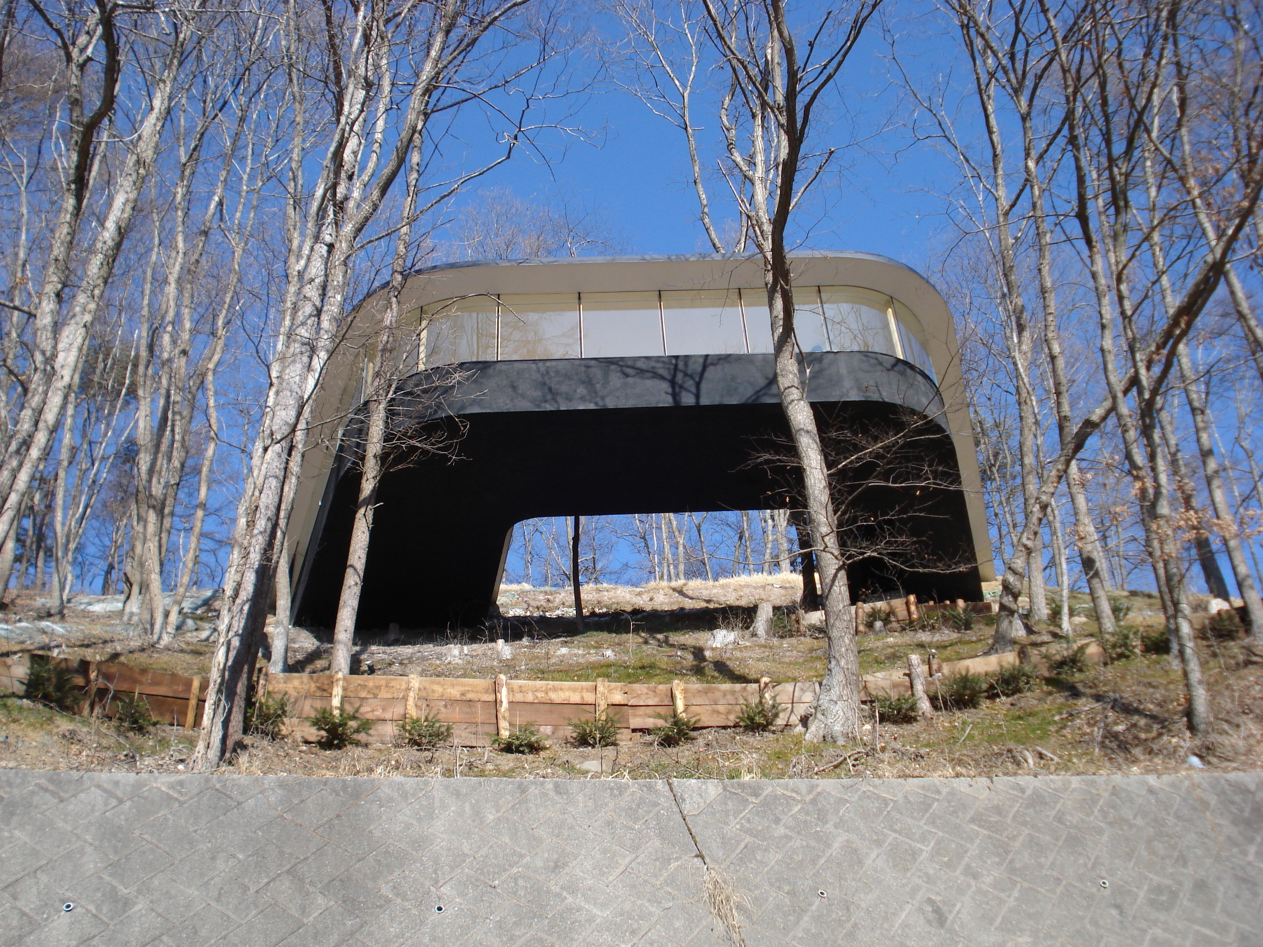 崖に突き刺さる秘密基地のような要塞のような家 Hivision