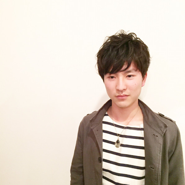 愛媛メンズカット男性でクリクリパーマじゃなくて爽やかに見えるパーマを当てたい O R E N C H I Men S Hair 松山市 メンズ カット メンズヘア 専門 美容室 理容室 眉毛カット シェービング メンズパーマ ヘッドスパ 眉毛 マッシュ フェード ヘアスタイル