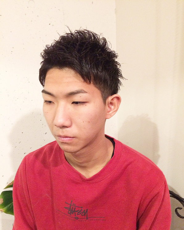 前髪を上げてセットしてみようかなと悩んでいる方はアップバングで黒目と黒目の間だけアップバングにしてみませんか O R E N C H I Men S Hair 松山市 メンズカット メンズヘア 専門 美容室 理容室 眉毛カット シェービング メンズパーマ ヘッドスパ 眉毛 マッシュ