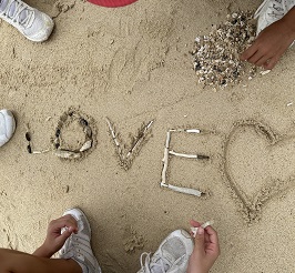 砂に書いたラブレター? 徳之島町立神之嶺小学校