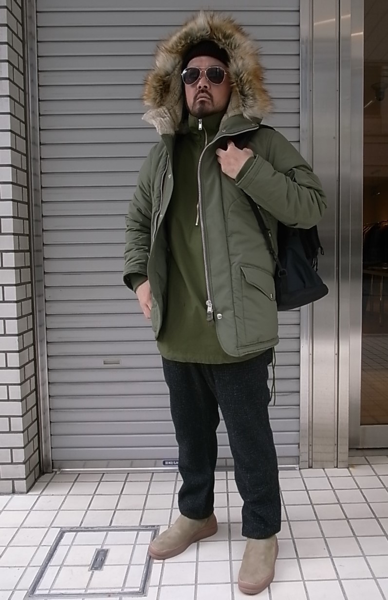 nonnative EXPLORER PUFF COAT POLY襟にフードが収納されています