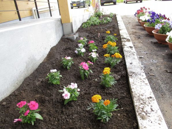 花壇には花を まごの手