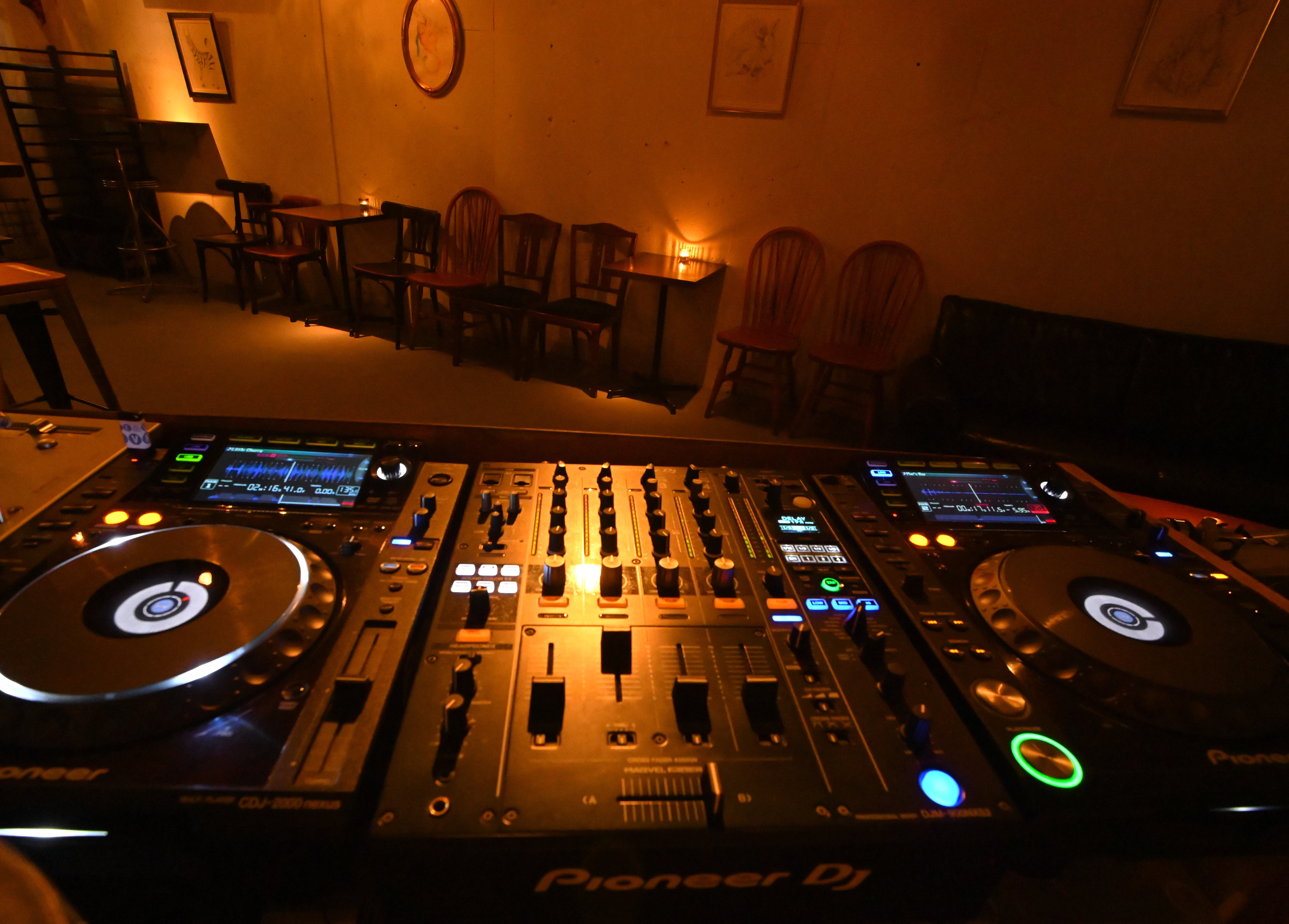 Equipment | Cafe Bar LIVRE