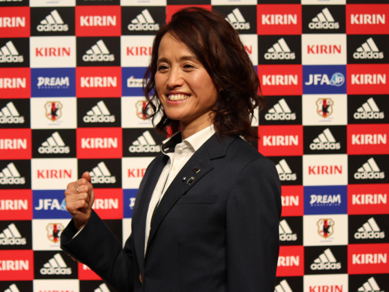 なでしこジャパンの高倉新監督が抱負 日本人にしかできないサッカーを 飯島 愛 ちん Benz Royce