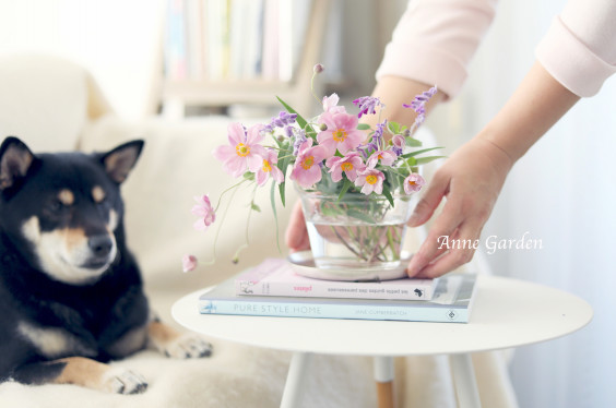 自信のあるフラワーベースに ささっと投げ入れ 花と犬のbonne Idee